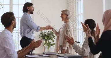 快乐的年长女员工晋升奖励握手老板